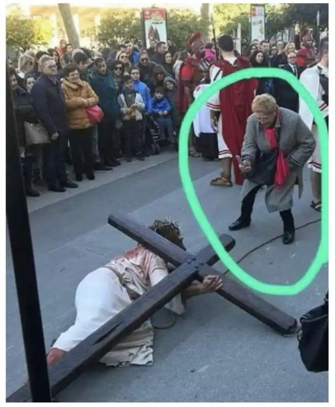 anziana fotografa processione di cristo