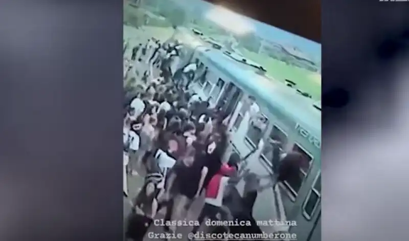 ASSALTO AL TRENO REGIONALE DOPO LA NOTTATA IN DISCOTECA ViCINO BRESCIA