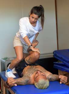 atleta massagiato foto di bacco