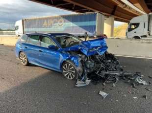 auto si schianta contro volante della polizia in autostrada