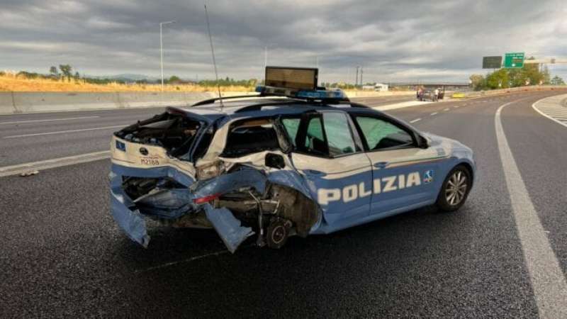 auto si schianta contro volante della polizia in autostrada