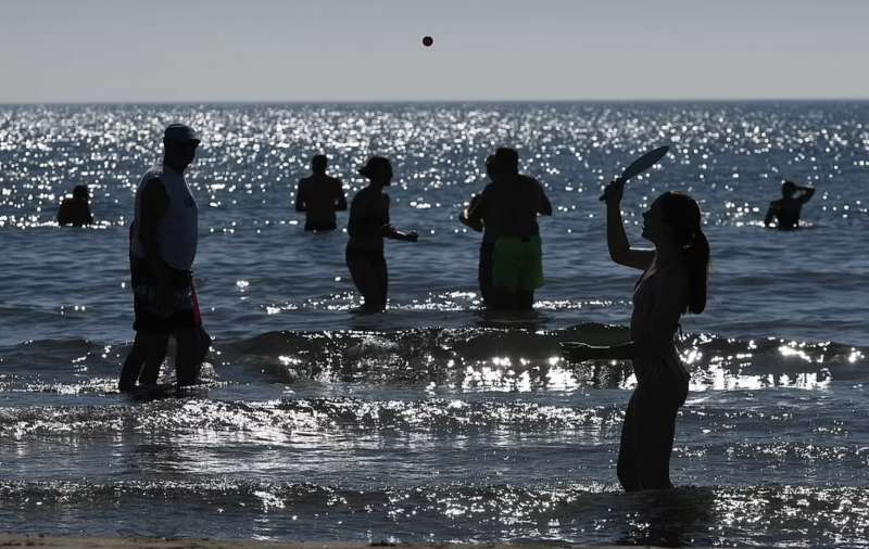 bagnanti in spiaggia a port la nouvelle francia