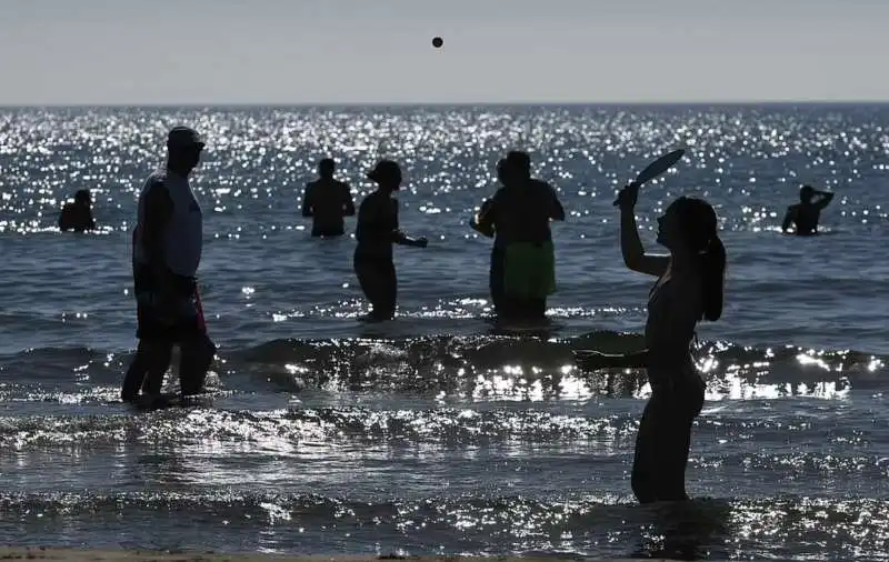 bagnanti in spiaggia a port la nouvelle   francia 