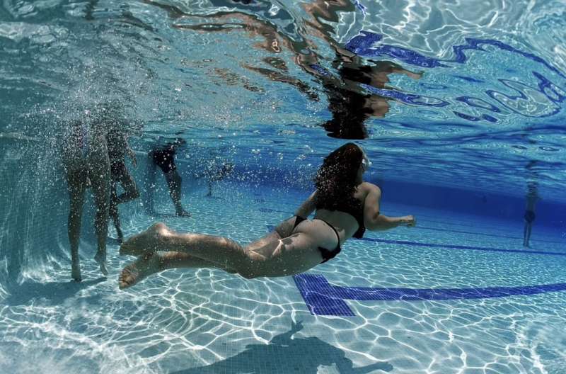 bagno in piscina in spagna