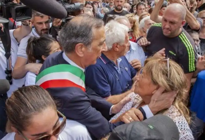 beppe sala e la nonna di diana pifferi al funerale della bambina