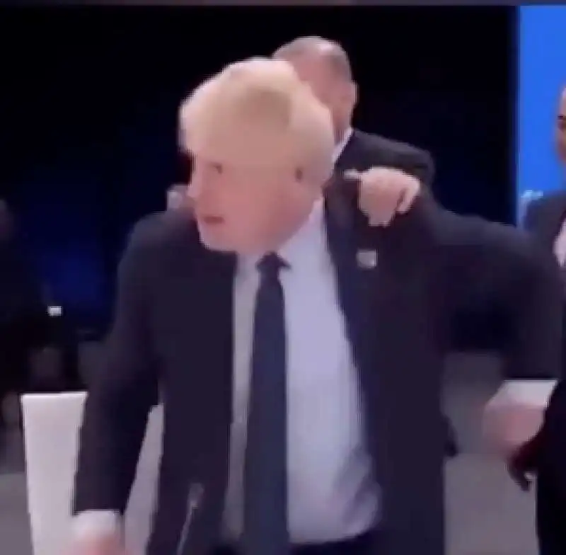 boris johnson toglie la mano di erdogan 1