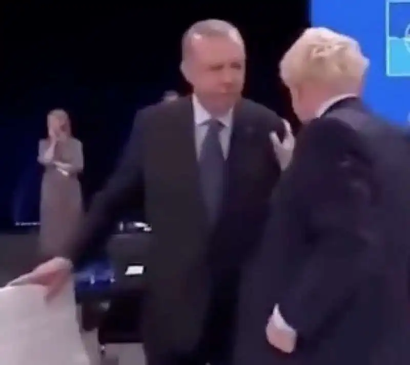 boris johnson toglie la mano di erdogan 2