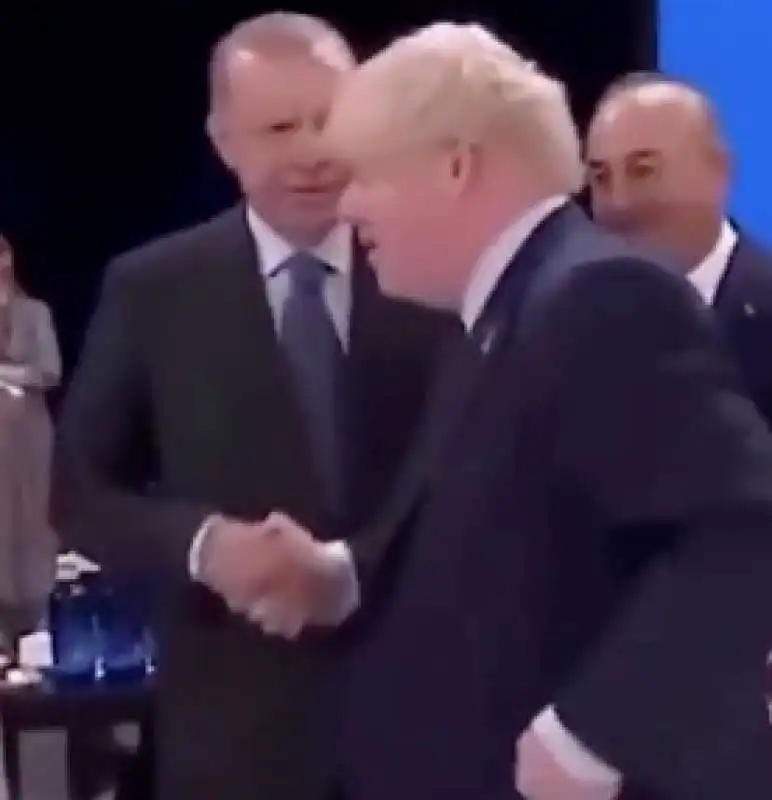 boris johnson toglie la mano di erdogan 3