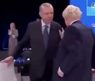 boris johnson toglie la mano di erdogan 5