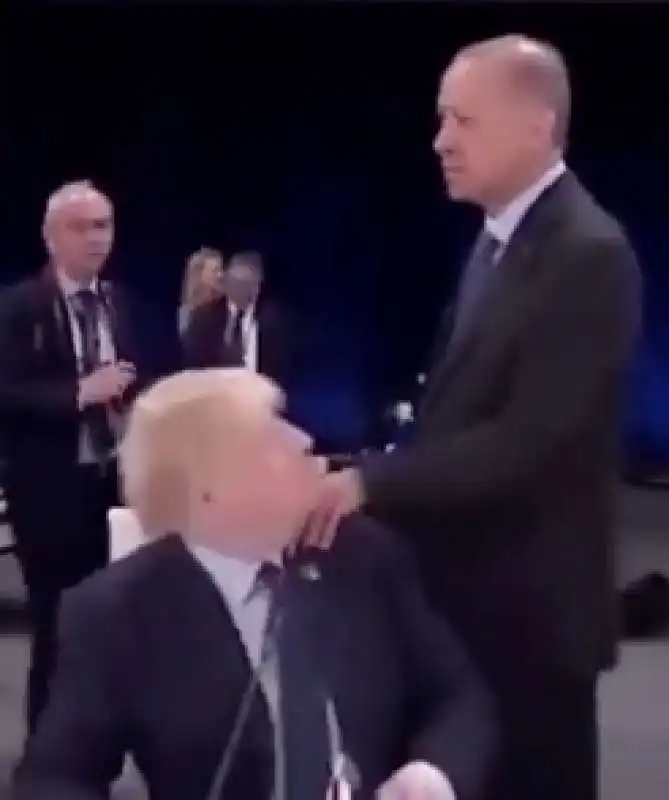 boris johnson toglie la mano di erdogan 7