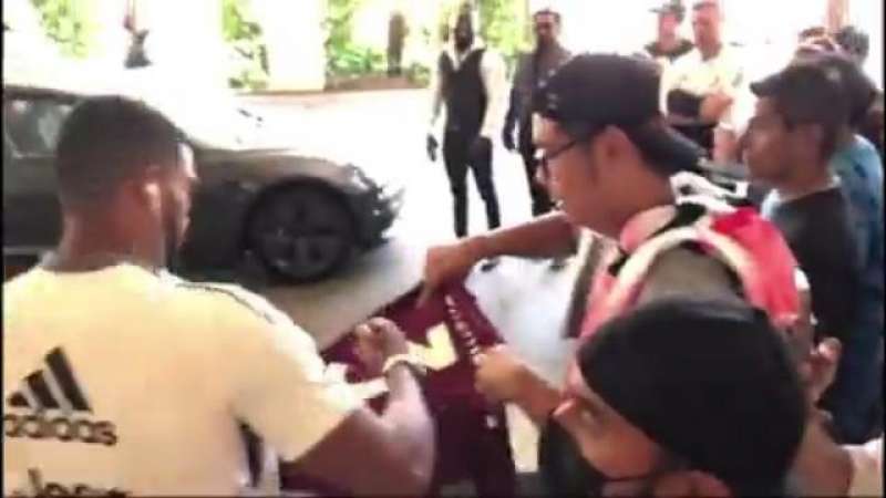 BREMER AUTOGRAFA LA MAGLIA DEL TORINO DI UN TIFOSO