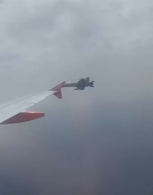 caccia scortano volano easyjet dopo falso allarme bomba 2