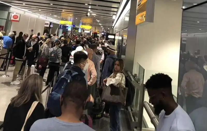 caos aeroporto di londra heathrow   18