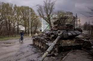 carro armato distrutto a kiev