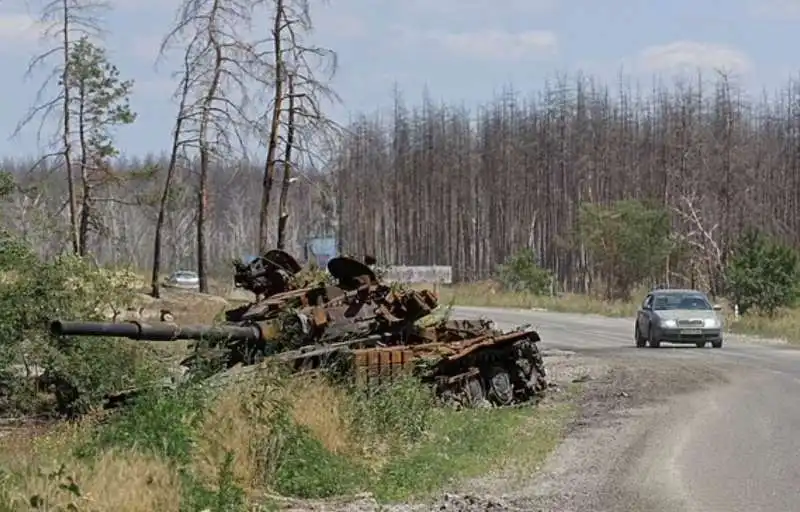 carro armato distrutto nella strada tra severodonetsk e lysychansk 