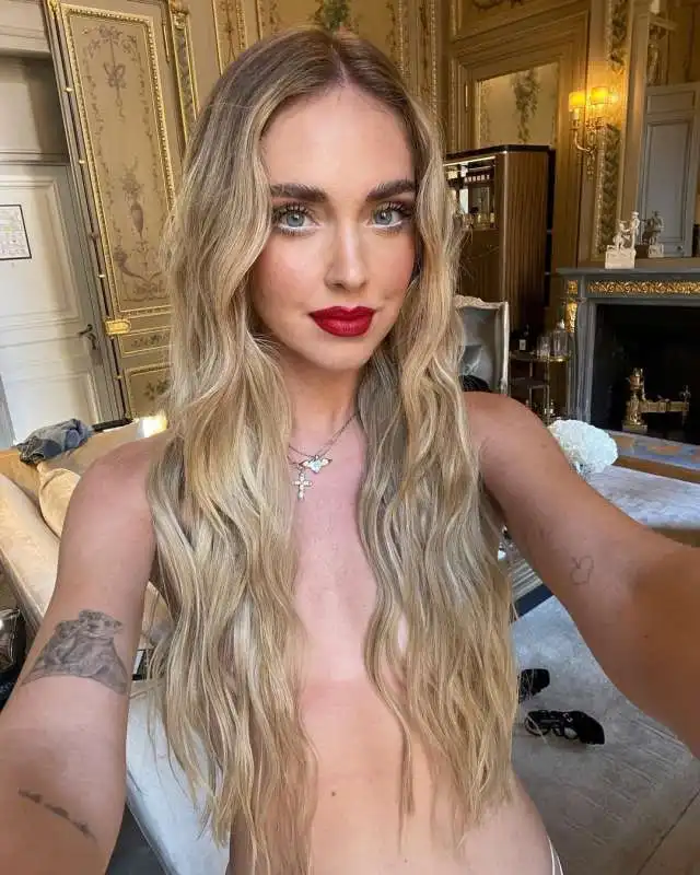 CHIARA FERRAGNI IN VERSIONE VENERE DI BOTTICELLI 