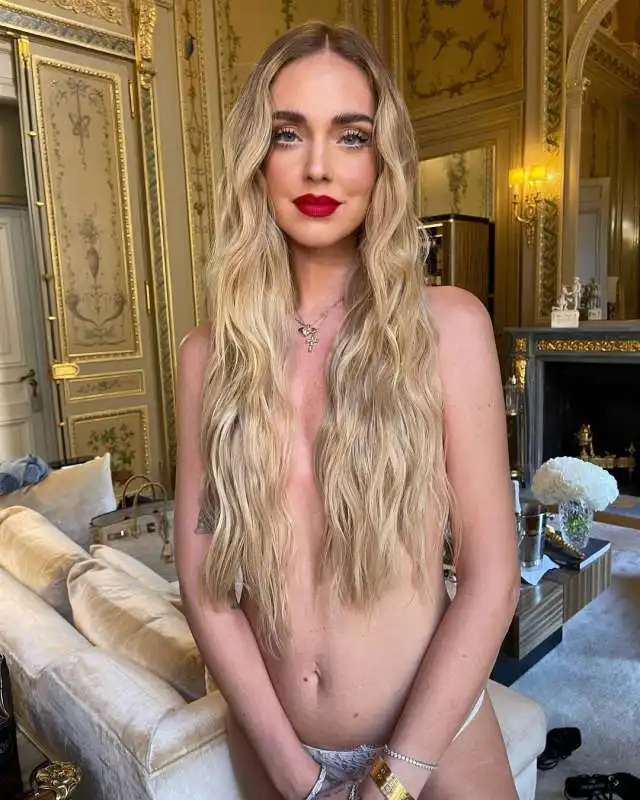 CHIARA FERRAGNI IN VERSIONE VENERE DI BOTTICELLI