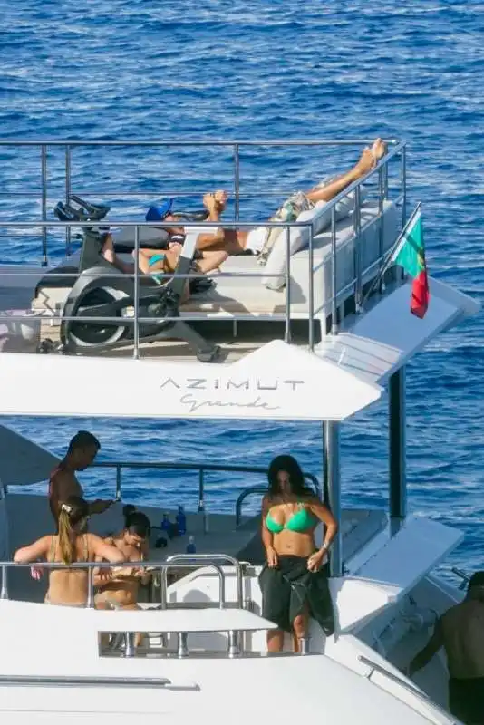 cr7 sul suo yacht da 6 milioni di euro 4