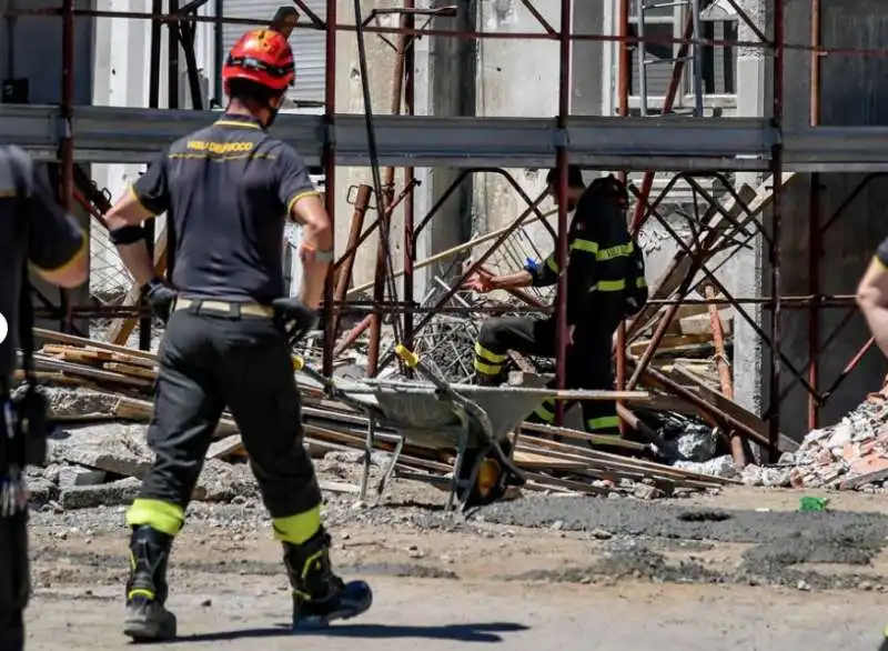 crollo a viale espinasse a milano 14