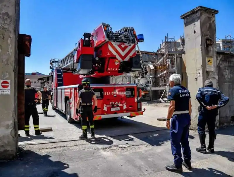 crollo a viale espinasse a milano 8