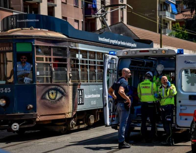 crollo a viale espinasse a milano 9