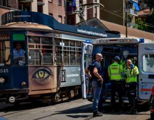 crollo a viale espinasse a milano 9