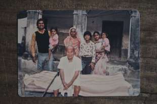 dayanand gosain con la famiglia di kanhaiya singh