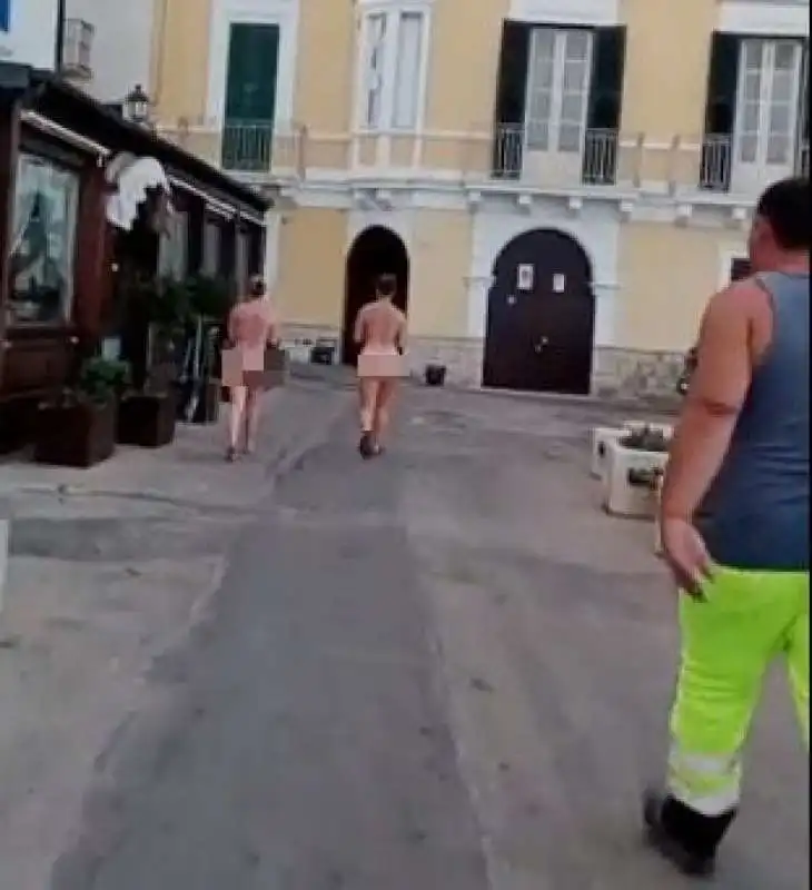 due turiste passeggiano nude per gallipoli   4