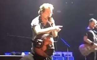 eddie vedder caccia una fan violenta dal conscerto dei pearl jam