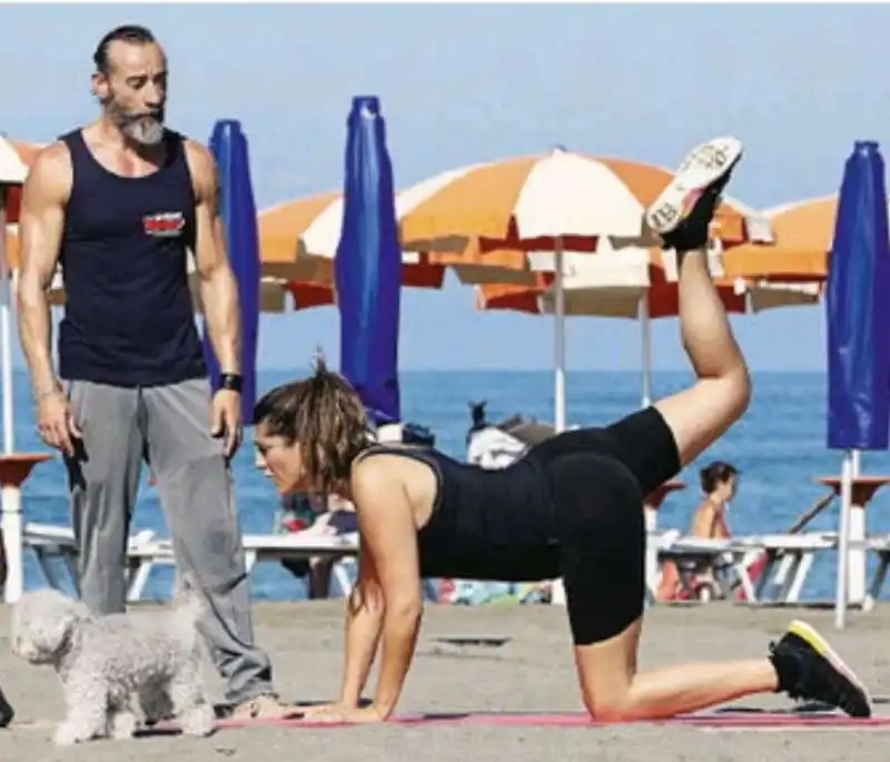 elisa isoardi si allena in spiaggia a fregene  2