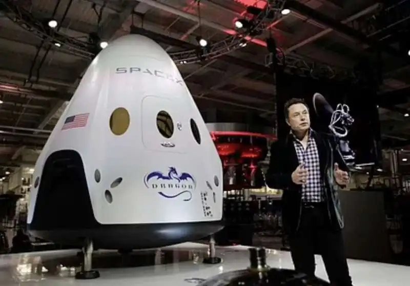 elon musk con la capsula dragon crew 