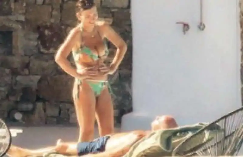 eros ramazzotti in vacanza con una misteriosa mora 9