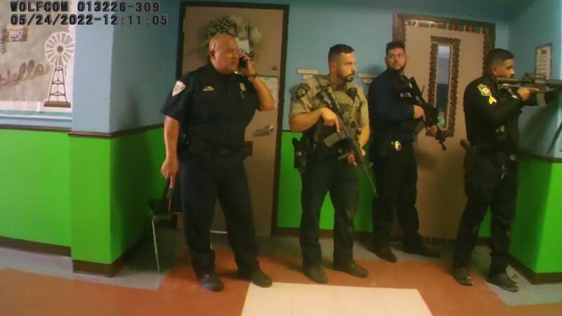 FILMATO DALLA BODYCAM DI UNO DEGLI AGENTI ALLA ROBB ELEMENTARY SCHOOL DI UVALDE