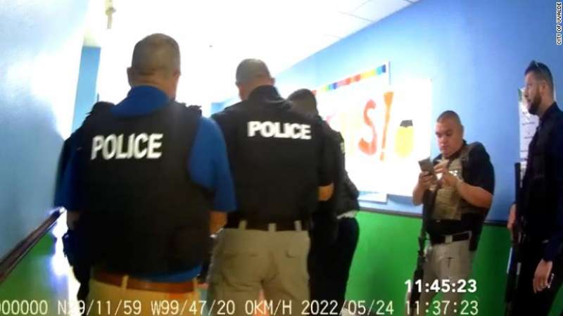 FILMATO DALLA BODYCAM DI UNO DEGLI AGENTI ALLA ROBB ELEMENTARY SCHOOL DI UVALDE