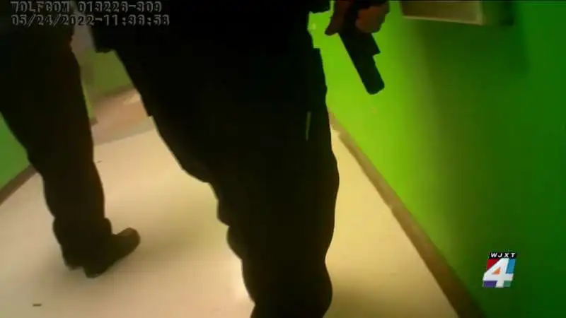 FILMATO DALLA BODYCAM DI UNO DEGLI AGENTI ALLA ROBB ELEMENTARY SCHOOL DI UVALDE 