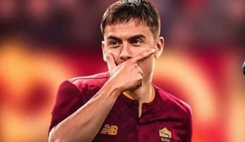 FOTOMONTAGGIO DI PAULO DYBALA CON LA MAGLIA DELLA ROMA 