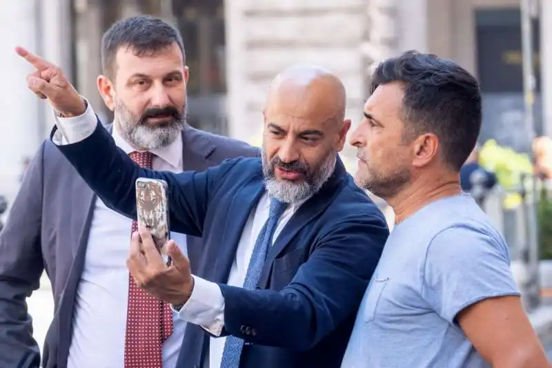 gianluigi paragone con i tassisti davanti a palazzo chigi 