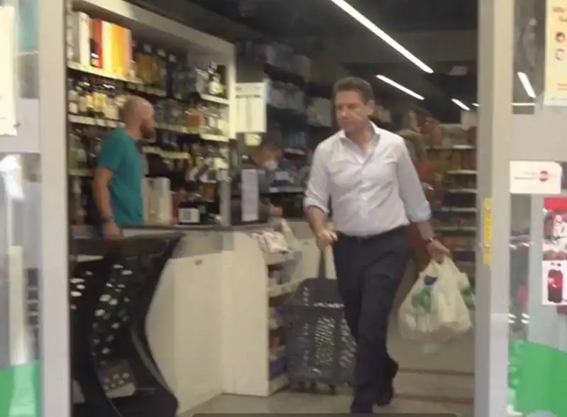 giuseppe conte al supermercato  