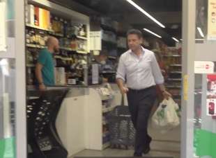 giuseppe conte al supermercato