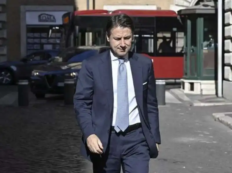 giuseppe conte arriva in senato per seguire il discorso di draghi 