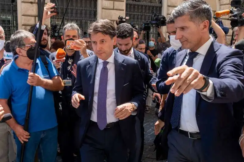 giuseppe conte dopo l'incontro con draghi 1