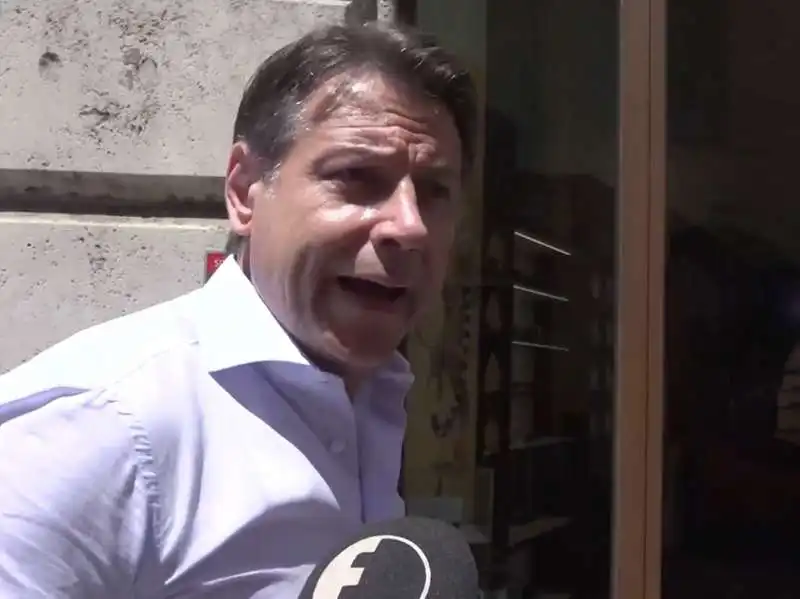 giuseppe conte intercettato da fanpage al supermercato 