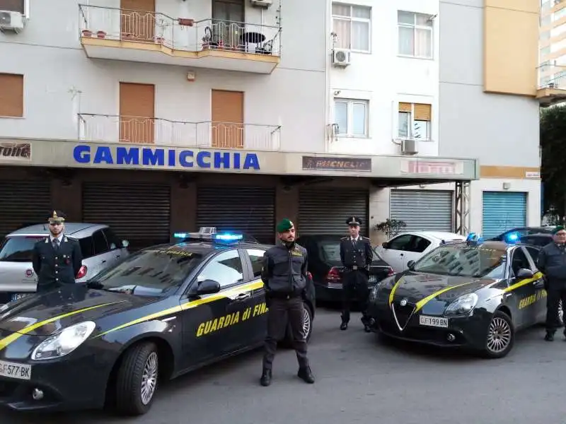 guardia di finanza davanti all officina gammicchia.   