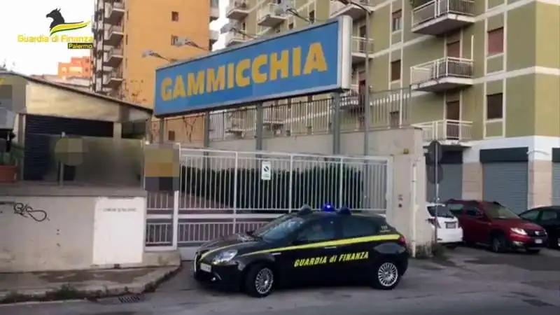 guardia di finanza davanti all officina gammicchia