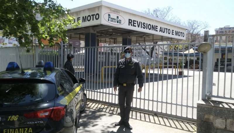 guardia di finanza davanti all officina gammicchia.