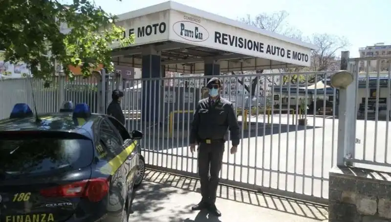 guardia di finanza davanti all officina gammicchia.   