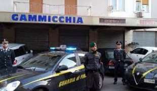 guardia di finanza davanti all officina gammicchia