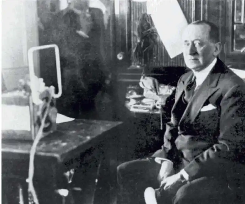 guglielmo marconi nel suo laboratorio