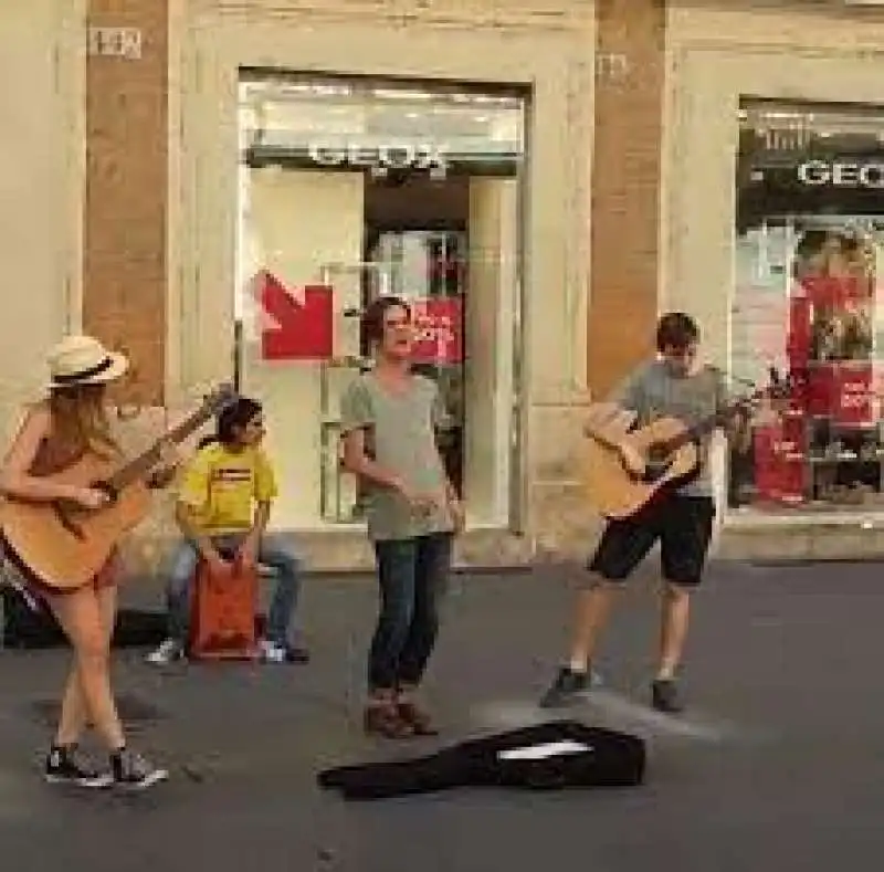 i maneskin suonano a via del corso 