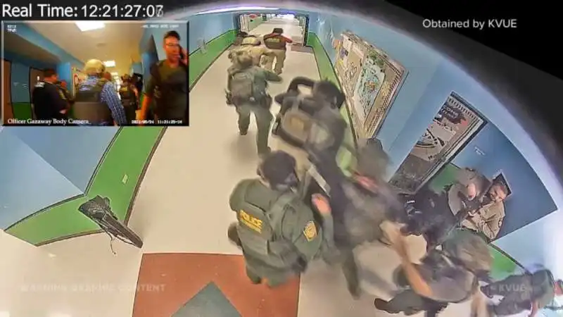 I VIDEO DI SORVEGLIANZA DELLA STRAGE ALLA ROBB ELEMENTARY SCHOOL DI UVALDE 